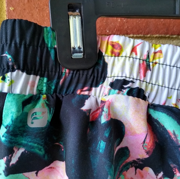 Fabletics fitness run shorts size M black multi - Picture 5 of 6
